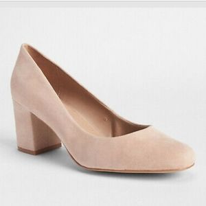 New in box Gap suede size 9 nude block heels